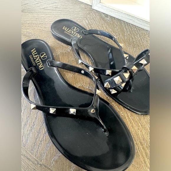 Authentic Valentino Rockstud Thong Sandals. Missing One Bow. Size 38 black. NWOT - Picture 2 of 7